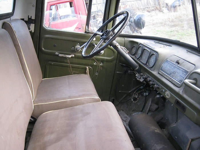 Просторі двері кабіни, а також посилені ручки відкривання дозволяли у разі потреби дуже швидко покинути або навпаки, виконати оперативну посадку, що вкрай важливо для армійського автомобіля